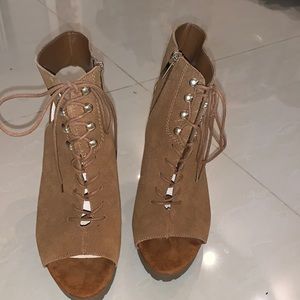 BAR III HIGH HEELS SIZE 9 NWT